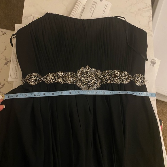 Formal dress with embroidery - Picture 6 of 7